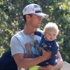 Josh Duhamel et son fils Axl se rendent au parc à Brentwood, le 11 octobre 2014.