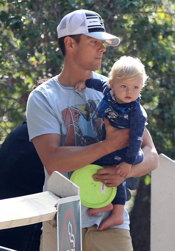 Josh Duhamel et son fils Axl se rendent au parc à Brentwood, le 11 octobre 2014.