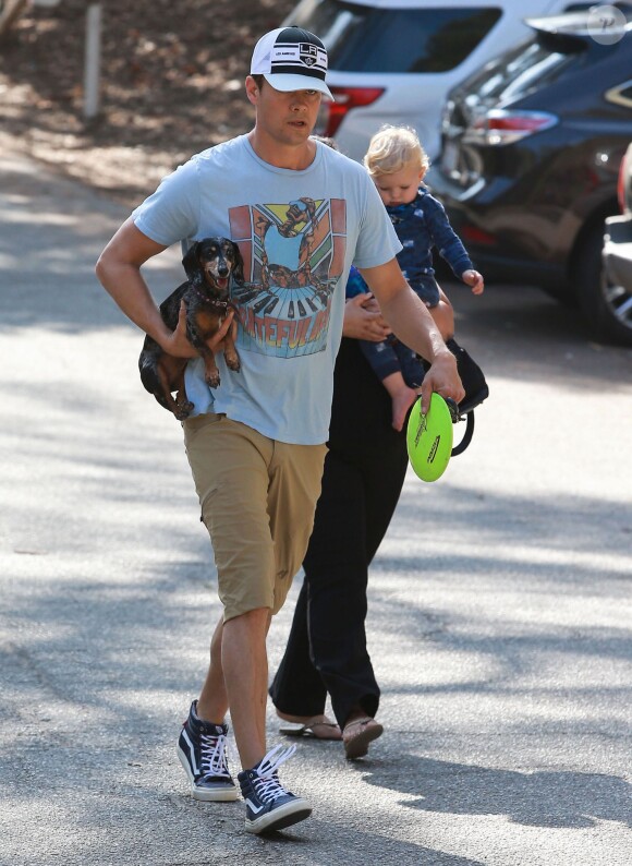 Josh Duhamel et son fils Axl se rendent au parc à Brentwood, le 11 octobre 2014.