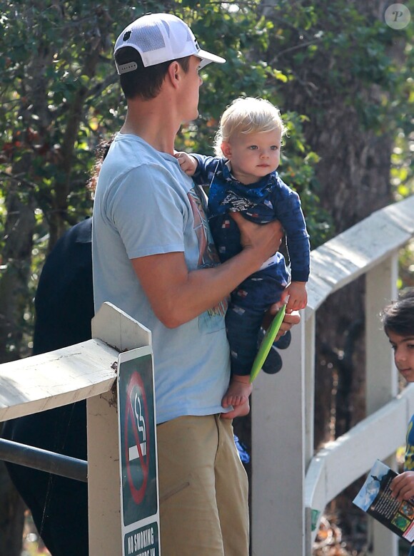 Josh Duhamel et son fils Axl se rendent au parc à Brentwood, le 11 octobre 2014.
