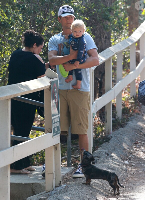 Josh Duhamel avec son fils Axl à Brentwood, le 11 octobre 2014.