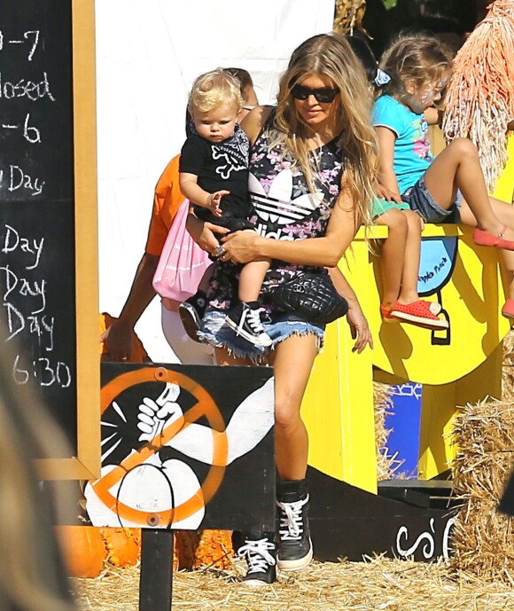 Fergie et son mari Josh Duhamel emmènent leur fils Axl au Mr. Bones Pumpkin Patch à West Hollywood, le 11 octobre 2014.