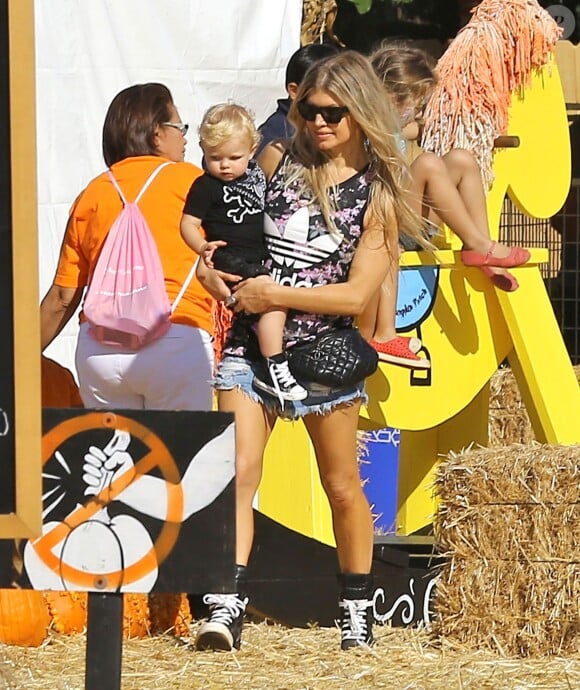 Fergie et son mari Josh Duhamel avec leur fils Axl au Mr. Bones Pumpkin Patch à West Hollywood, le 11 octobre 2014.