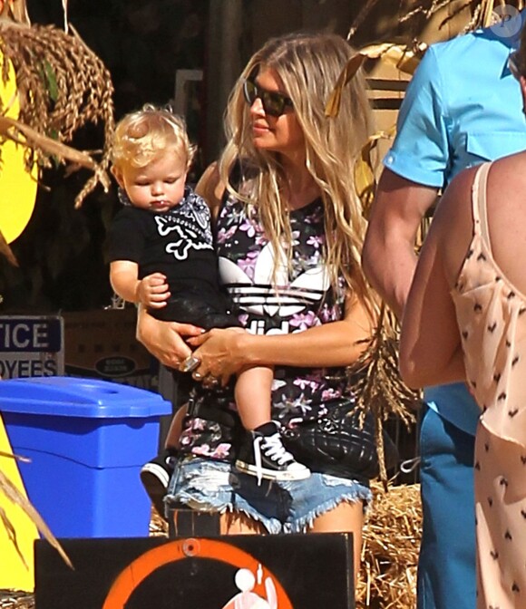 Fergie et son mari Josh Duhamel emmènent leur fils Axl au Mr. Bones Pumpkin Patch à West Hollywood, le 11 octobre 2014.