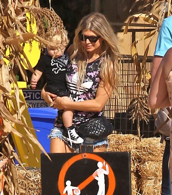Fergie et son mari Josh Duhamel emmènent leur fils Axl au Mr. Bones Pumpkin Patch à West Hollywood, le 11 octobre 2014.