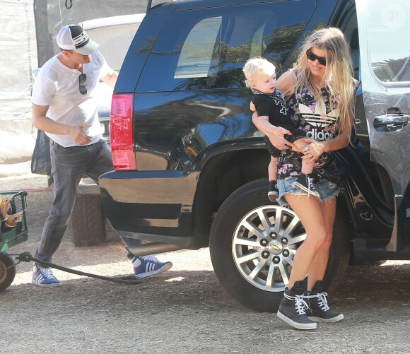 Fergie et son mari Josh Duhamel emmènent leur fils Axl au Mr. Bones Pumpkin Patch à West Hollywood, le 11 octobre 2014.