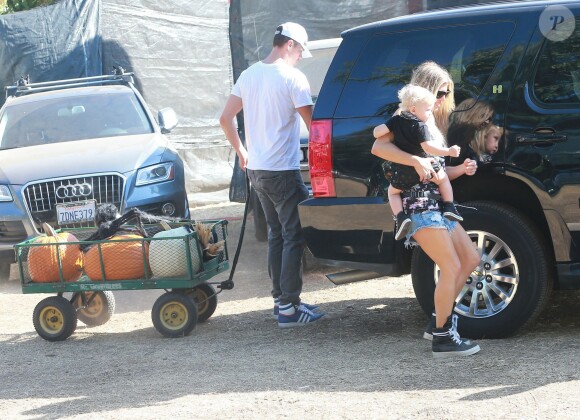 Fergie et son mari Josh Duhamel emmènent leur fils Axl au Mr. Bones Pumpkin Patch à West Hollywood, le 11 octobre 2014.