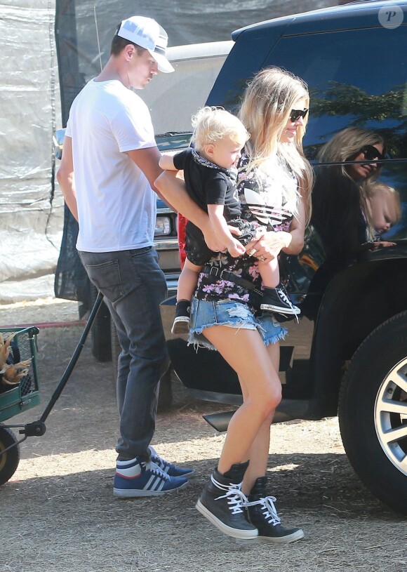 Fergie et son mari Josh Duhamel emmènent leur fils Axl au Mr. Bones Pumpkin Patch à West Hollywood, le 11 octobre 2014.