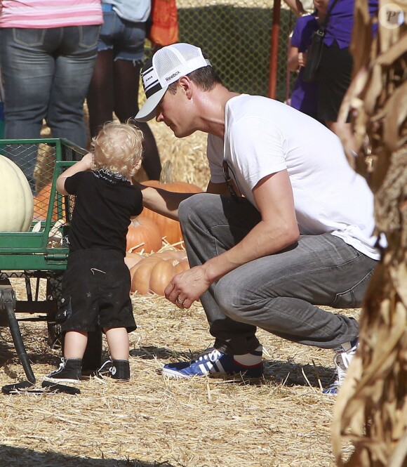 Fergie et son mari Josh Duhamel emmènent leur fils Axl au Mr. Bones Pumpkin Patch à West Hollywood, le 11 octobre 2014.