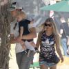 Fergie et son mari Josh Duhamel emmènent leur fils Axl au Mr. Bones Pumpkin Patch à West Hollywood, le 11 octobre 2014.