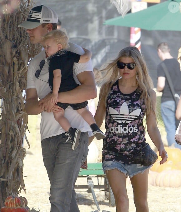 Fergie et son mari Josh Duhamel emmènent leur fils Axl au Mr. Bones Pumpkin Patch à West Hollywood, le 11 octobre 2014.