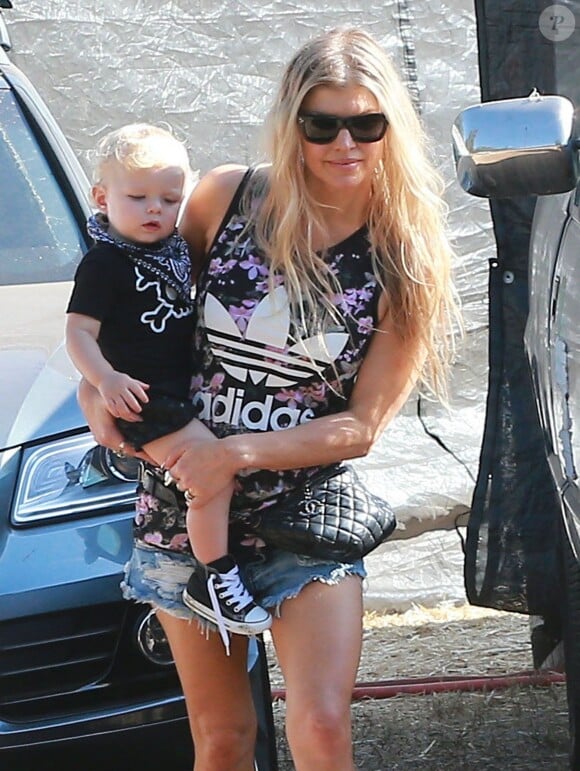 Fergie et son mari Josh Duhamel emmènent leur fils Axl au Mr. Bones Pumpkin Patch à West Hollywood, le 11 octobre 2014.