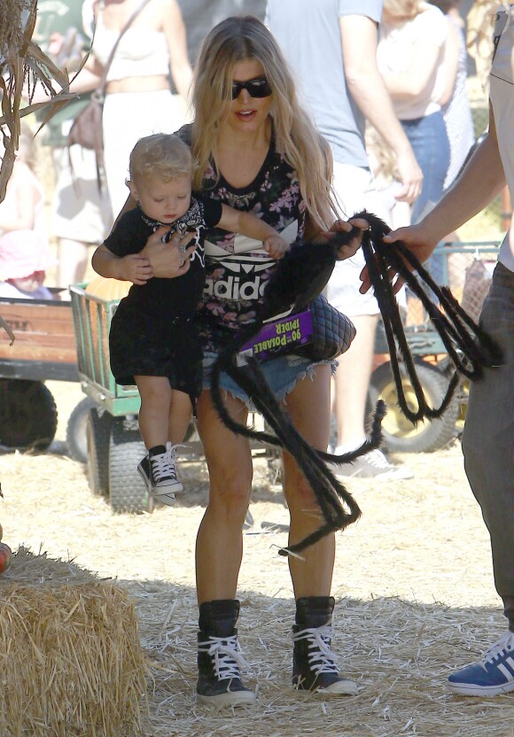 Fergie et son mari Josh Duhamel emmènent leur fils Axl au Mr. Bones Pumpkin Patch à West Hollywood, le 11 octobre 2014.