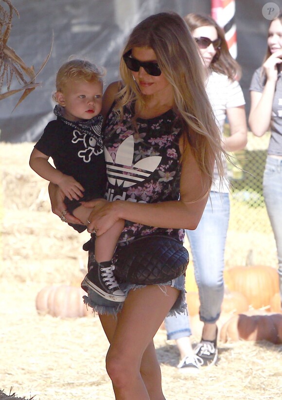 Fergie et son mari Josh Duhamel emmènent leur fils Axl au Mr. Bones Pumpkin Patch à West Hollywood, le 11 octobre 2014.