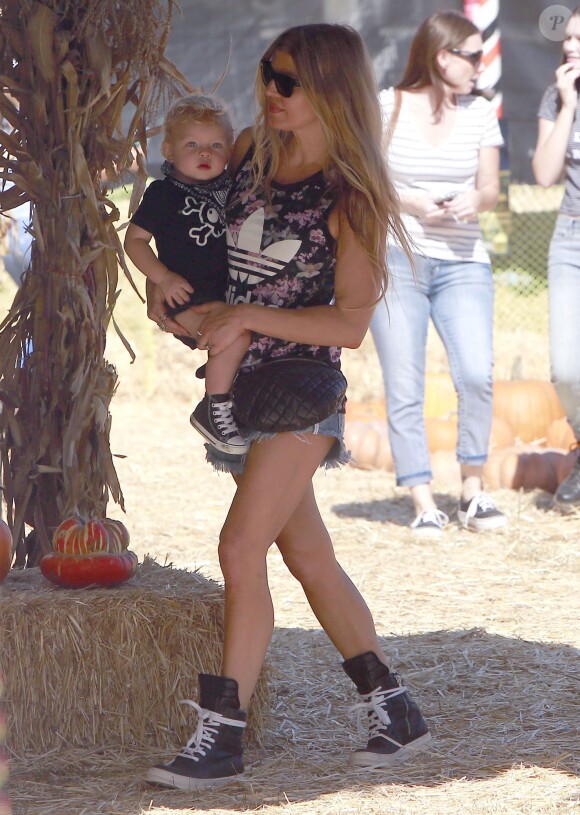 Fergie et son mari Josh Duhamel emmènent leur fils Axl au Mr. Bones Pumpkin Patch à West Hollywood, le 11 octobre 2014.