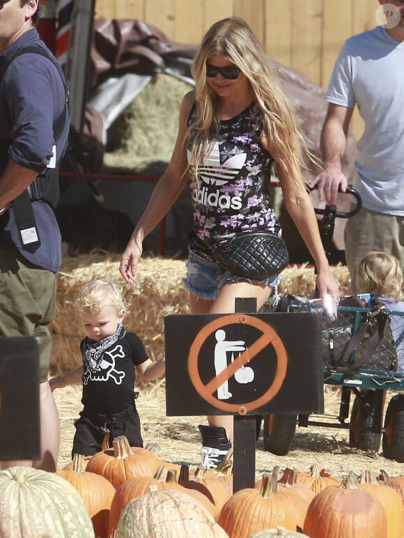 Fergie et son mari Josh Duhamel emmènent leur fils Axl au Mr. Bones Pumpkin Patch à West Hollywood, le 11 octobre 2014.