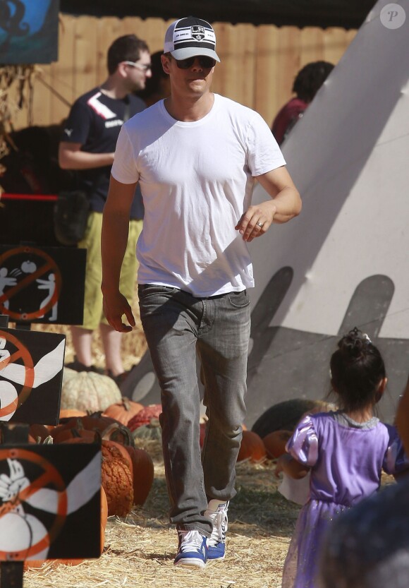 Fergie et son mari Josh Duhamel emmènent leur fils Axl au Mr. Bones Pumpkin Patch à West Hollywood, le 11 octobre 2014.