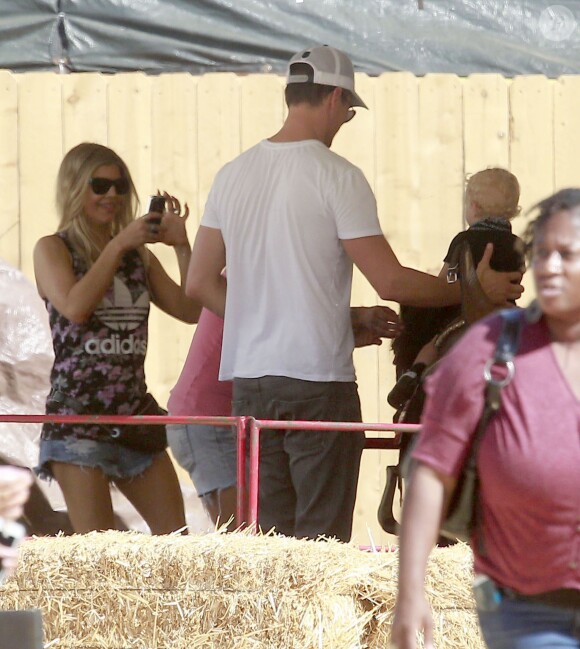 Fergie et son mari Josh Duhamel emmènent leur fils Axl au Mr. Bones Pumpkin Patch à West Hollywood, le 11 octobre 2014.