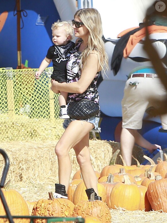 Fergie et son mari Josh Duhamel emmènent leur fils Axl au Mr. Bones Pumpkin Patch à West Hollywood, le 11 octobre 2014.