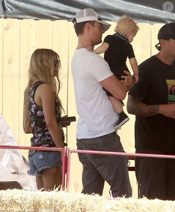 Fergie et son mari Josh Duhamel emmènent leur fils Axl au Mr. Bones Pumpkin Patch à West Hollywood, le 11 octobre 2014.