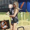 Fergie et son mari Josh Duhamel emmènent leur fils Axl au Mr. Bones Pumpkin Patch à West Hollywood, le 11 octobre 2014.