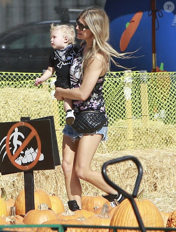 Fergie et son mari Josh Duhamel emmènent leur fils Axl au Mr. Bones Pumpkin Patch à West Hollywood, le 11 octobre 2014.