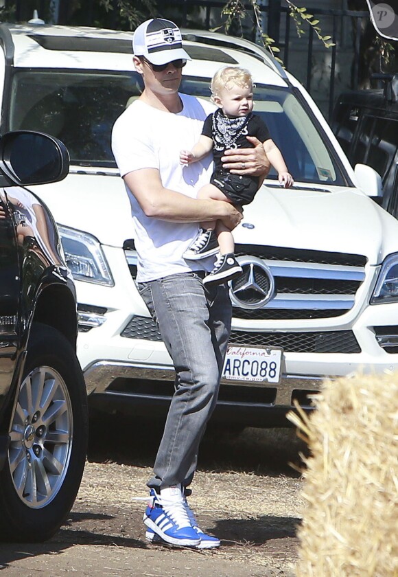 Fergie et son mari Josh Duhamel emmènent leur fils Axl au Mr. Bones Pumpkin Patch à West Hollywood, le 11 octobre 2014.