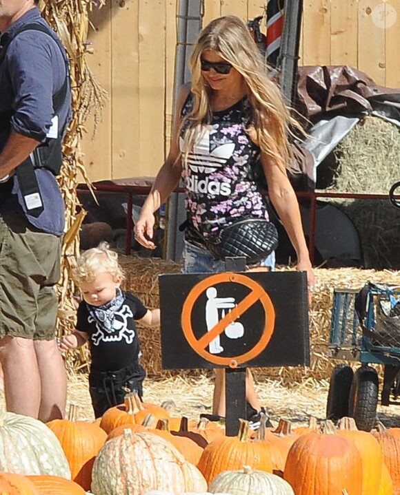 Fergie et son mari Josh Duhamel emmènent leur fils Axl au Mr. Bones Pumpkin Patch à West Hollywood, le 11 octobre 2014. Please Hide Children's face Prior to the Publication Fergie and her husband Josh Duhamel take their son Axl shopping for a pumpkin at Mr. Bones Pumpkin Patch in West Hollywood, California on October 11, 2014.11/10/2014 - West Hollywood