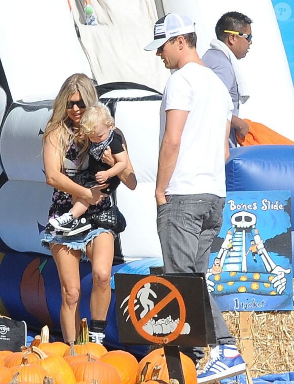 Fergie et son mari Josh Duhamel emmènent leur fils Axl au Mr. Bones Pumpkin Patch à West Hollywood, le 11 octobre 2014. Please Hide Children's face Prior to the Publication Fergie and her husband Josh Duhamel take their son Axl shopping for a pumpkin at Mr. Bones Pumpkin Patch in West Hollywood, California on October 11, 2014.11/10/2014 - West Hollywood