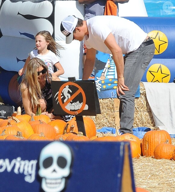 Fergie et son mari Josh Duhamel emmènent leur fils Axl au Mr. Bones Pumpkin Patch à West Hollywood, le 11 octobre 2014. Please Hide Children's face Prior to the Publication Fergie and her husband Josh Duhamel take their son Axl shopping for a pumpkin at Mr. Bones Pumpkin Patch in West Hollywood, California on October 11, 2014.11/10/2014 - West Hollywood