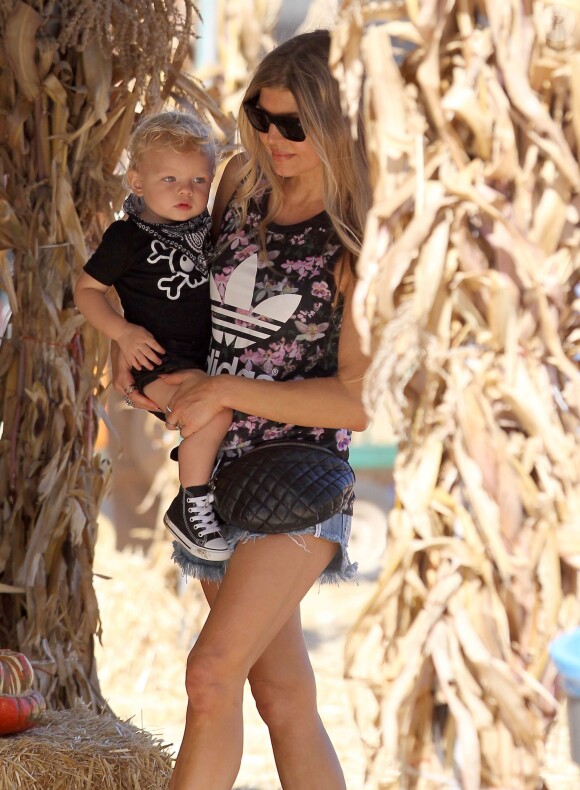 Fergie et son mari Josh Duhamel emmènent leur fils Axl au Mr. Bones Pumpkin Patch à West Hollywood, le 11 octobre 2014. Please Hide Children's face Prior to the Publication Fergie and her husband Josh Duhamel take their son Axl shopping for a pumpkin at Mr. Bones Pumpkin Patch in West Hollywood, California on October 11, 2014.11/10/2014 - West Hollywood