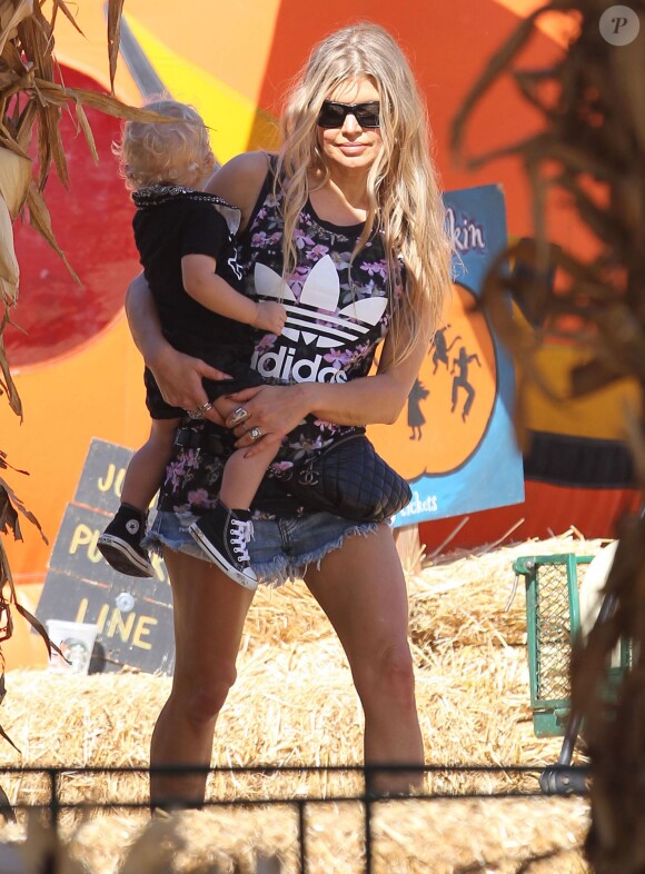 Fergie et son mari Josh Duhamel emmènent leur fils Axl au Mr. Bones Pumpkin Patch à West Hollywood, le 11 octobre 2014. Please Hide Children's face Prior to the Publication Fergie and her husband Josh Duhamel take their son Axl shopping for a pumpkin at Mr. Bones Pumpkin Patch in West Hollywood, California on October 11, 2014.11/10/2014 - West Hollywood