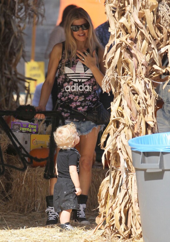 Fergie et son mari Josh Duhamel emmènent leur fils Axl au Mr. Bones Pumpkin Patch à West Hollywood, le 11 octobre 2014. Please Hide Children's face Prior to the Publication Fergie and her husband Josh Duhamel take their son Axl shopping for a pumpkin at Mr. Bones Pumpkin Patch in West Hollywood, California on October 11, 2014.11/10/2014 - West Hollywood