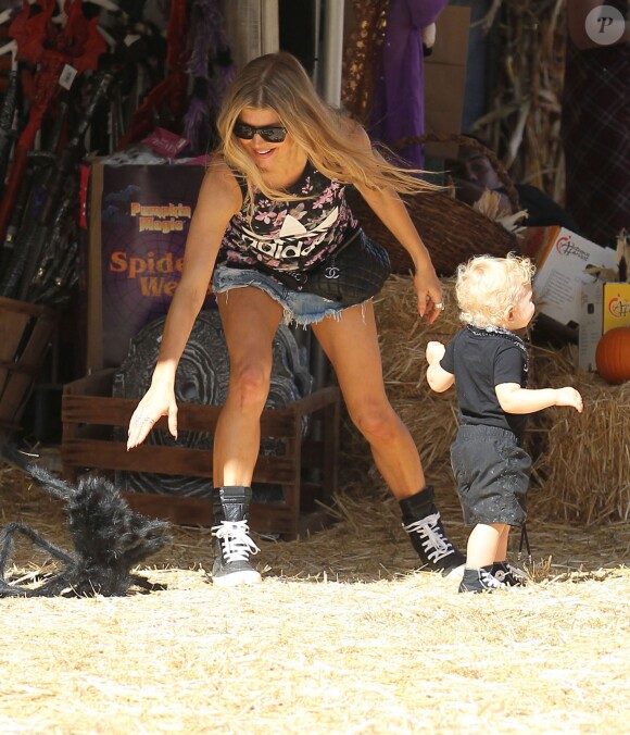 Fergie et son mari Josh Duhamel emmènent leur fils Axl au Mr. Bones Pumpkin Patch à West Hollywood, le 11 octobre 2014. Please Hide Children's face Prior to the Publication Fergie and her husband Josh Duhamel take their son Axl shopping for a pumpkin at Mr. Bones Pumpkin Patch in West Hollywood, California on October 11, 2014.11/10/2014 - West Hollywood