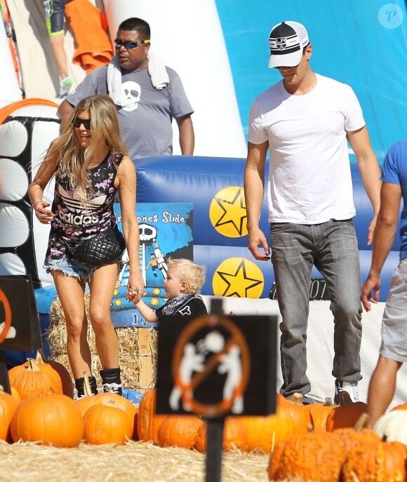 Fergie et son mari Josh Duhamel emmènent leur fils Axl au Mr. Bones Pumpkin Patch à West Hollywood, le 11 octobre 2014. Please Hide Children's face Prior to the Publication Fergie and her husband Josh Duhamel take their son Axl shopping for a pumpkin at Mr. Bones Pumpkin Patch in West Hollywood, California on October 11, 2014.11/10/2014 - West Hollywood