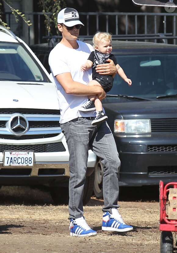 Fergie et son mari Josh Duhamel emmènent leur fils Axl au Mr. Bones Pumpkin Patch à West Hollywood, le 11 octobre 2014. Please Hide Children's face Prior to the Publication Fergie and her husband Josh Duhamel take their son Axl shopping for a pumpkin at Mr. Bones Pumpkin Patch in West Hollywood, California on October 11, 2014.11/10/2014 - West Hollywood