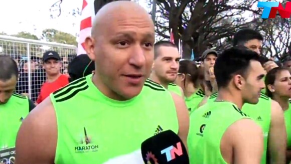 Atteint d'un cancer, le footballeur Jonas Gutierrez participe à un marathon à Buanos Aires le 12 octobre 2014.