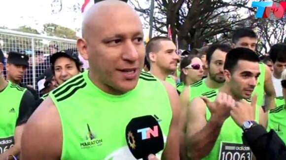 Atteint d'un cancer, le footeux Jonas Gutierrez participe à un marathon à Buanos Aires le 12 octobre 2014.