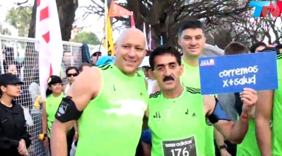 Atteint d'un cancer, Jonas Gutierrez participe à un marathon à Buanos Aires le 12 octobre 2014.