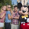L'acteur Michael J. Fox et George Stephanopoulos, en famille avec leurs femmes respectives Tracy Pollan et Alexandra Wentworth, à Disney World le 11 octobre 2014. 