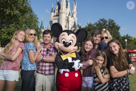 L'acteur Michael J. Fox et George Stephanopoulos, en famille avec leurs femmes respectives Tracy Pollan et Alexandra Wentworth, à Disney World le 11 octobre 2014. 