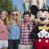 Michael J. Fox et George Stephanopoulos, en famille avec leurs femmes respectives Tracy Pollan et Alexandra Wentworth, à Disney World le 11 octobre 2014. 
