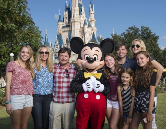 Michael J. Fox et George Stephanopoulos, en famille avec leurs femmes respectives Tracy Pollan et Alexandra Wentworth, à Disney World le 11 octobre 2014. 
