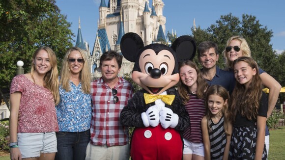 Michael J. Fox à Disney : En famille et souriant avec Mickey malgré sa plainte