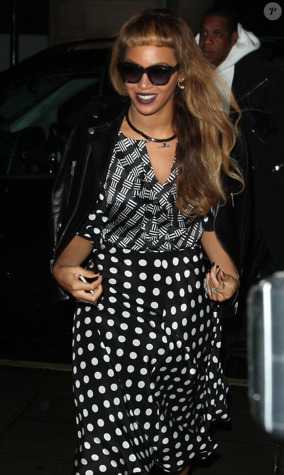 Beyoncé Knowles (et sa nouvelle frange) et Jay Z vont dîner un restaurant et se rendent dans une galerie d'art à Londres le 15 octobre 2014.