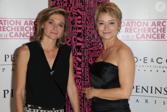 Axelle Davezac (Directrice Générale chez Fondation ARC pour la recherche sur le cancer) et Valérie Payet posent à l'occasion du Gala de la fondation ARC au profit de la recherche contre le cancer du sein à l'hôtel Peninsula à Paris le 9 octobre 2014.