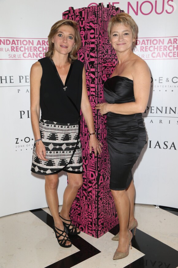 Axelle Davezac (Directrice Générale chez Fondation ARC pour la recherche sur le cancer) et Valérie Payet posent à l'occasion du Gala de la fondation ARC au profit de la recherche contre le cancer du sein à l'hôtel Peninsula à Paris le 9 octobre 2014.