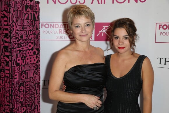 Valérie Payet et sa fille, la jolie Jeanne Gateau, posent à l'occasion du Gala de la fondation ARC au profit de la recherche contre le cancer du sein à l'hôtel Peninsula à Paris le 9 octobre 2014.