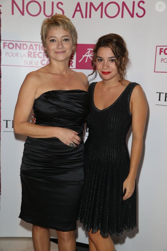 Valérie Payet et sa fille Jeanne Gateau posent à l'occasion du Gala de la fondation ARC au profit de la recherche contre le cancer du sein à l'hôtel Peninsula à Paris le 9 octobre 2014.