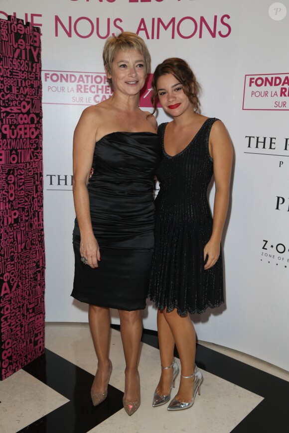 Valérie Payet et sa fille Jeanne Gateau posent à l'occasion du Gala de la fondation ARC au profit de la recherche contre le cancer du sein à l'hôtel Peninsula à Paris le 9 octobre 2014.